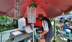 Sosok Dibalik Fotokopi Keliling Viral di Depok (Habis) : Sehari Seribu Lembar, Payung Merah Hingga Biaya Kuliah Anak