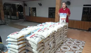 Rienova Berbagi 5.000 Paket Beras ke Warga Tidak Mampu