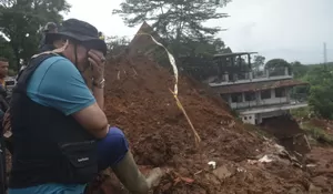 Penantian Sang Suami di Jalur Urat Nadi Cianjur : Periksa Tiap Ambulan dan Kamar Jenazah