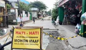 Jalan Warga Cipas Depok Terputus Ulah Proyek Terbengkalai, Kontraktor Wajib Denda