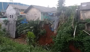 Longsor Jatijajar Ancam 2 Rumah, DPUPR Depok Diminta Gerak Cepat Lakukan Penanganan