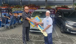 BRI Kanca Depok Serahkan Hadiah Mobil ke Samiyo Pemenang Grandprize PHS