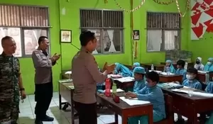 Kapolsek Beji Ngajar di SDN Pocin 1 Depok