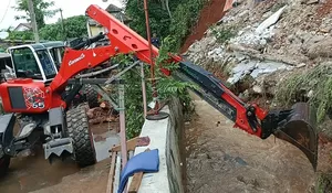 Turap 20 meter di Depok Longsor : Tutup Aliran Kali, Tiga Bangunan Rusak