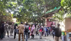 Satpol PP Datang Saat Ujian PAS di SDN Pocin 1, Ibu-ibu Ngapain Kesini?