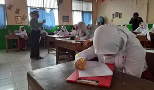 Siswa SDN Pocin 1 Depok Kesulitan Jawab Soal, Muhajir-Uu Kompak Minta Cari Dulu Lahan Pengganti 