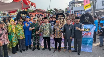 Bupati Rembang, Harno melepas Karnaval Sedekah Bumi Tasikagung 2025