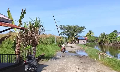 Jalan Desa Kuta Simboling Masih Terabaikan, Warga Kecewa Janji Pemerintah