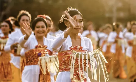 Ngeri! Salah Satu Tradisi di Bali Ada yang Ekstrem, Harus Menusuk Tubuh dengan Keris, Ternyata Tujuannya..