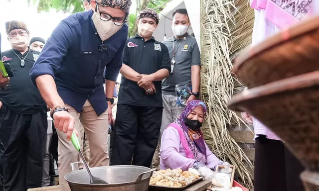 Sandiaga Uno Sumbang Sepasang Domba, Dorong Optimalisasi Edukasi Wisata Peternakan di Desa Wisata Cisande