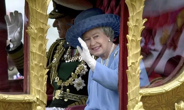 Bikin MLONGO! Ini Dua Perhiasan Fantastis yang Dibawa Ratu Elizabeth II di Dalam Peti