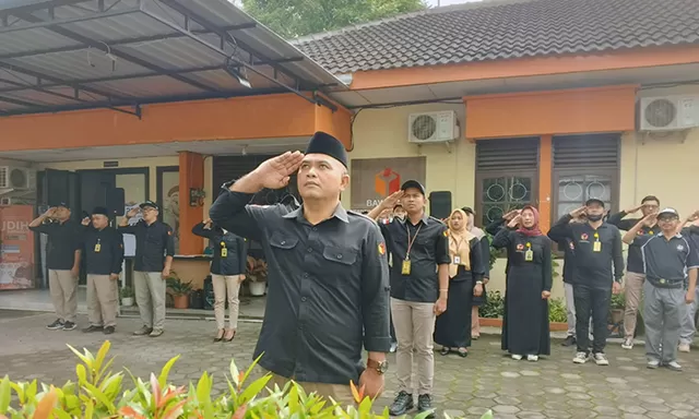 Usai apel kawal hak pilih, Bawaslu Kabupaten Magelang patroli di Pasar Borobudur, ternyata ini yang dilakukan