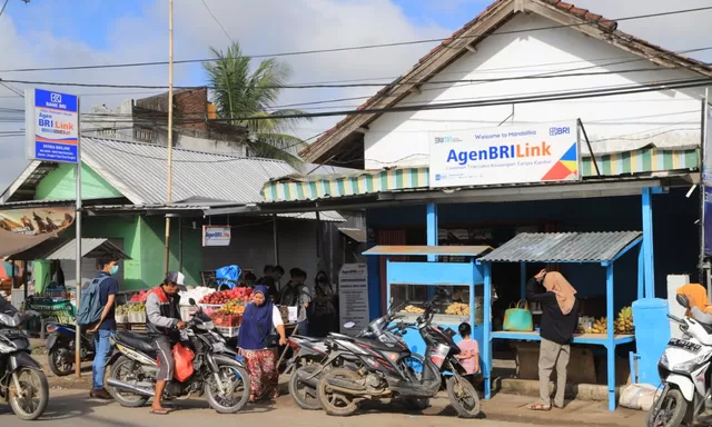Sunarti, AgenBRILink di Desa Lasitae Kenalkan Layanan Bank ke Masyarakat
