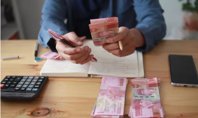 5 Artis yang Pernah Kena Teror Pinjaman Online, Ada yang Harus Bayar Sampai 80 Juta!