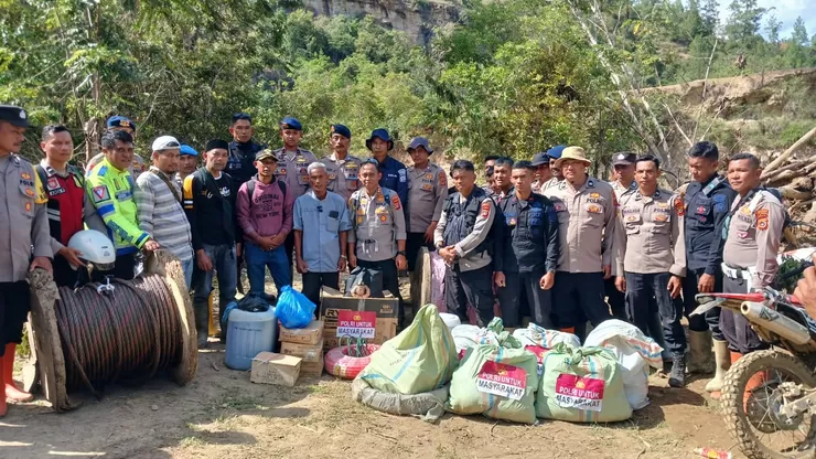 Pasca Bencana Alam, Pendidikan Tidak Boleh Berhenti, Polri Antar Alat Tulis dan Bantuan ke Desa Terisolir di Aceh Tengah