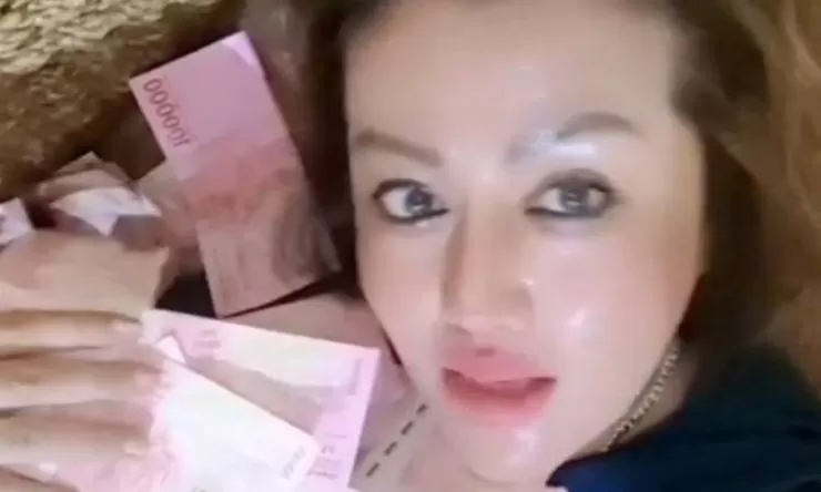 Imas Maesaroh, Pejabat BUMD di Cianjur Dicopot dari Jabatannya Usai Flexing Uang Rp 100 ribu