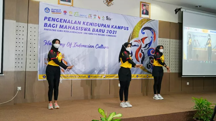 Instruktur memandu peserta senam stay at home yang diprakarsai Menpora dan FIK Unnes, Jumat (20/8/2021).