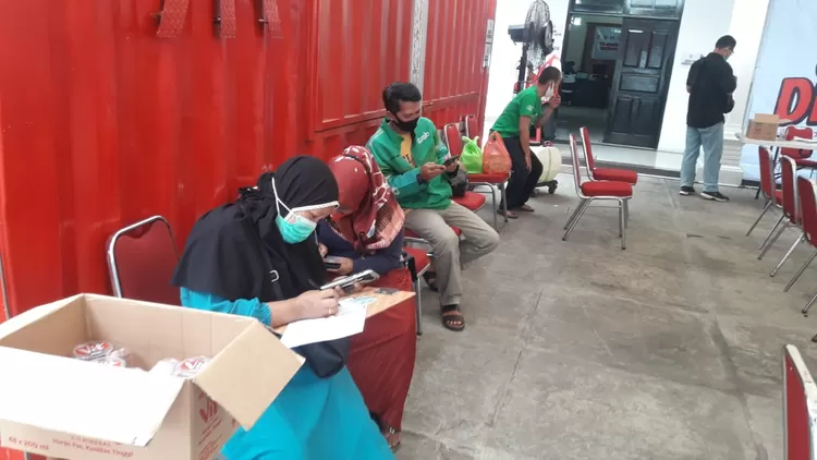 Peserta vaksinasi mengisi formulir pendaftran