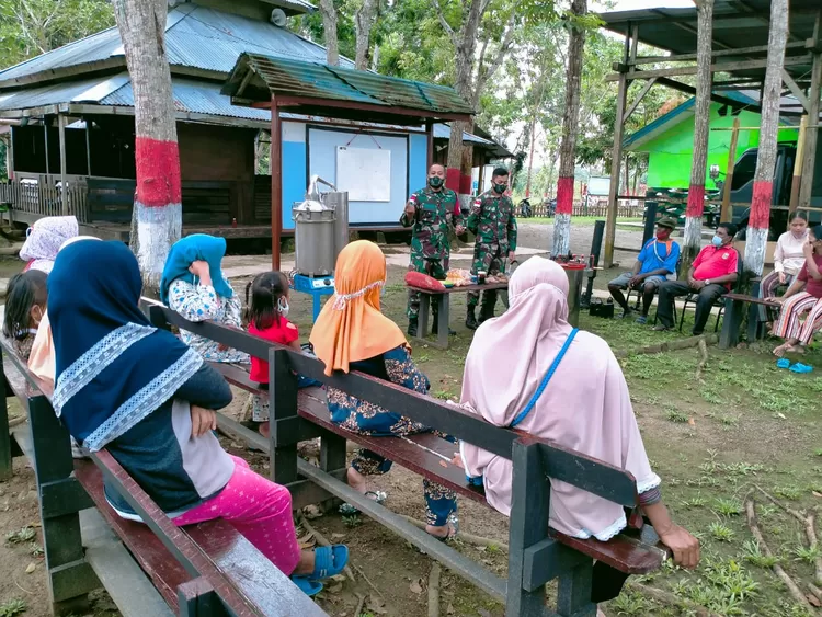 Satgas Yonif 512 QY melakukan penyuluhan