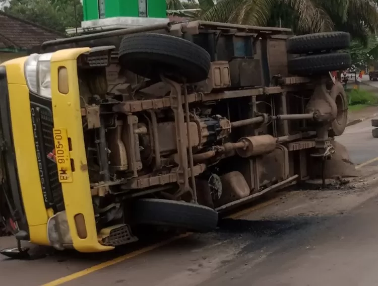 Truk angkutan batu bara terguling