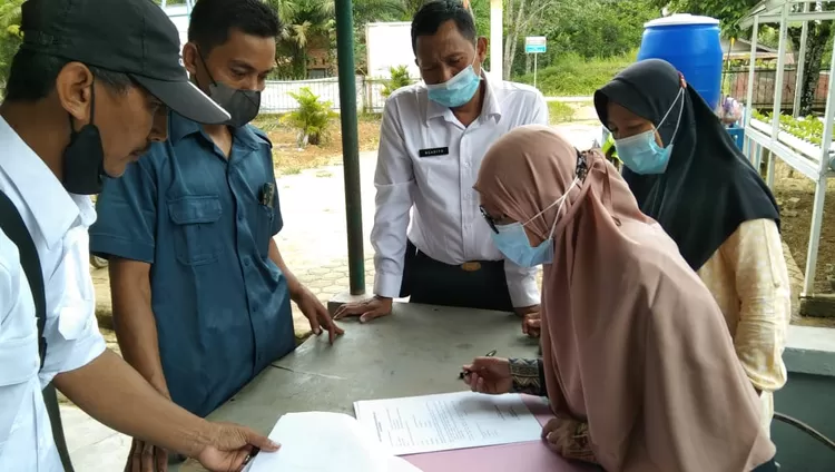 Putri H. Mukhtar membubuhkan tanda tangan