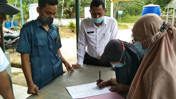 Putri H Mukhtar membubuhkan tanda tangan