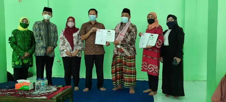 Penyerahan simbolis dari Disdukcapil pada ketua PC NU Kabupaten Bogor.