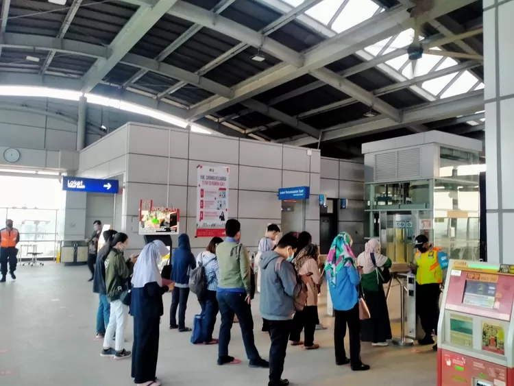 Pemeriksaan sertifikat vaksin di stasiun