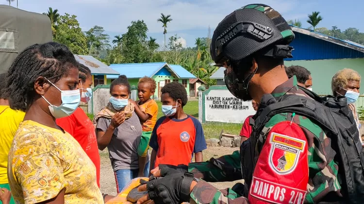 Pos waris juga mengadakan Bakti Sosial dengan membagikan Paket sembako dan  pakaian kepada masyarakat serta buku tulis untuk anak-anak di Kampung Banda Distrik Waris