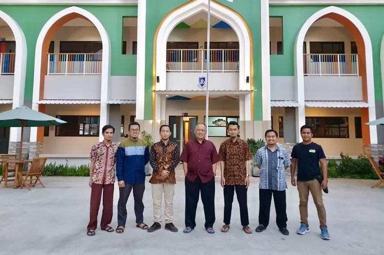 Rombongan tamu berfoto bersama dengan ketua Yayasan PCI Prof Dadan - Foto: Dok PCI