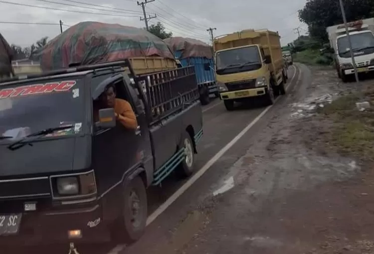 Truk angkutan batubara