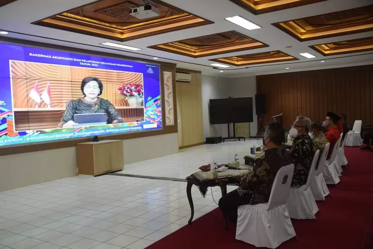 Bupati Banyumas dan jajarannya mengikuti Rakernas Akuntansi dan Pelaporan Keuangan Pemerintah Tahun 2021 secara virtual Selasa (14/09/2021). 