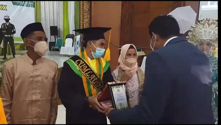 Wisudawan terbaik IAI Nusantara