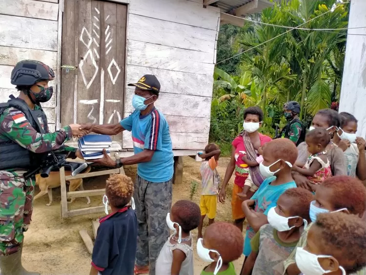 Satgas Yonif 512 memberikan bantuan kepada masyarakat