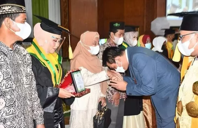 MFA tampak selalu menghormati yang lebih tua