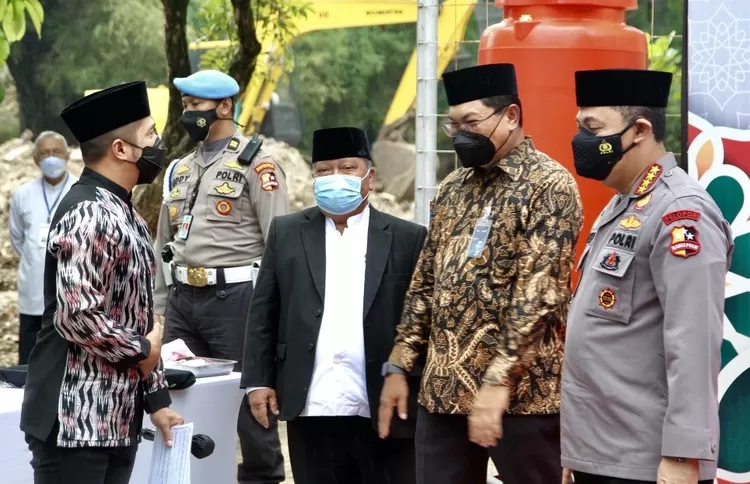 Sebelum pulang Irfan Hakim berpamitan dengan Ketua Umum PERSIS, Kapolri dan Dirut Bank Mandiri - Foto: Henry Lukmanul Hakim