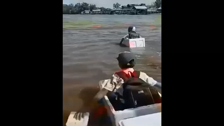Video anak sekolah menyeberangi sungai menggunakan styrofoam di Kabupaten OKI yang sempat viral di media sosial