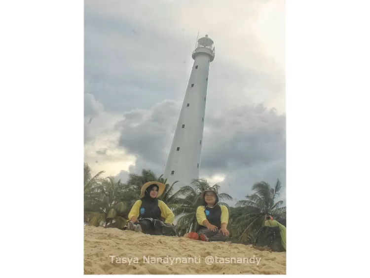 Salah satu ikon Pulau Belitung yang ada di Pulau Lengkuas, mercusuar putih.