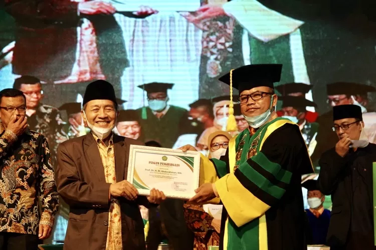 Ketua STAIPI Bandung Dr. Nurmawan  memberikan piagam penghargaan ke salah satu ketua STAIPi Bandung Prof. Maman Abdurrahman - Foto: Henry Lukmanul Hakim