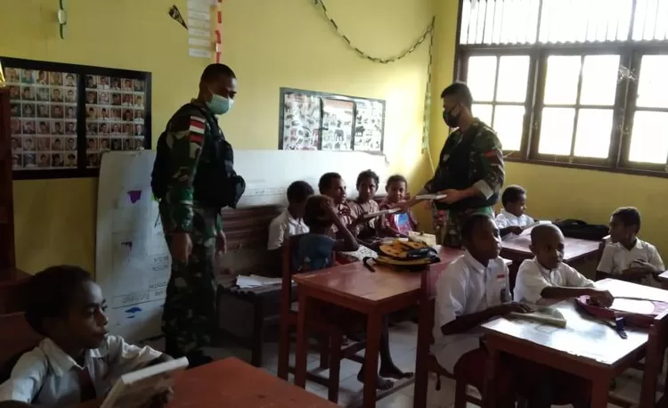 Satgas Yonif 512 membagikan buku tulis