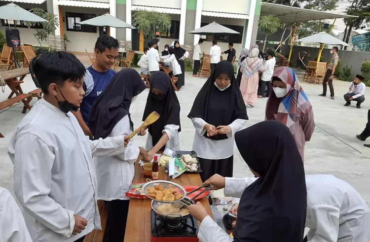 Lomba cooking show - SMP PCI