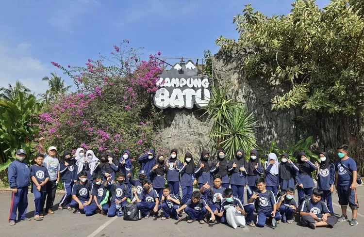 Penutup acara rihlah ke Kampung Batu - SMP PCI