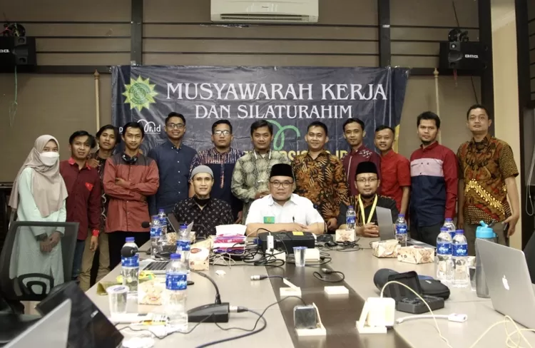 Ketua Bidgar Kominko PP PERSIS Dr. Pepen Irfan Fauzan (duduk kiri),  Sekum PP PERSIS Dr. H. Haris Muslim, Lc., M.A. (tengah berkemeja puitih), dan Pimred persis.or.id Muslim Nurdin M. Hum (duduk kanan) berfoto bersama dengan tim website persis.or.id - Foto: Henry Lukmanul Hakim