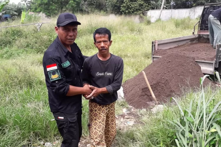 Penyerahan Material Pasir dari ketua Gebrak ke pemilik rumah