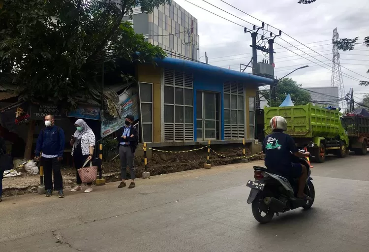 Halte busway nampak lusuh dan kotor dan belum digunakan sebagaimana mestinya - Foto: Henry Lukmanul Hakim 