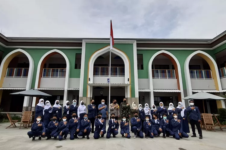 Foto bersama dengan para siswa SMP PCI