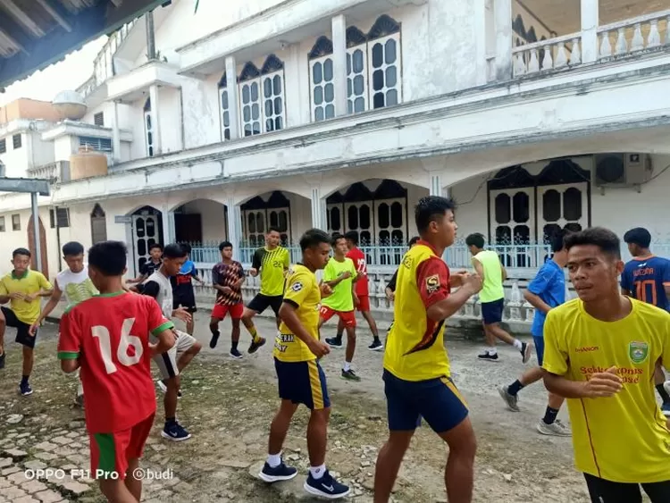 Pemain sepak bola PALI melakukan latihan fisik
