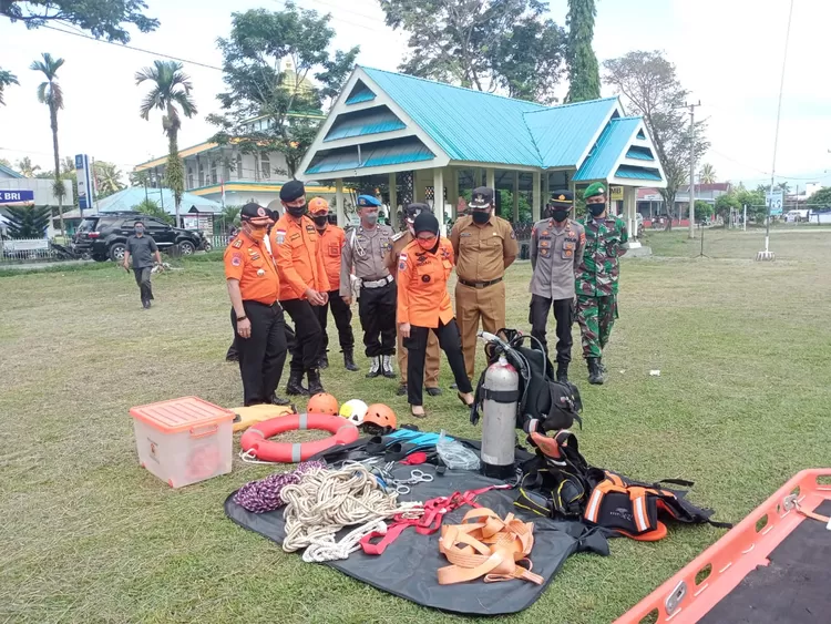 Bupati Luwu Utara mengecek perlengkapan kebencanaan