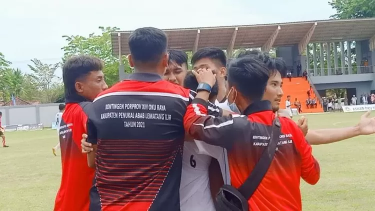 Para pemain dan pelatih PS PALI rayakan golnya ke Gawang Lubuklinggau