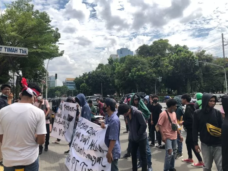 PT Timah didemo kelompok mahasiswa dan pemuda menuntut amdal PT Timah dievaluasi ulang
